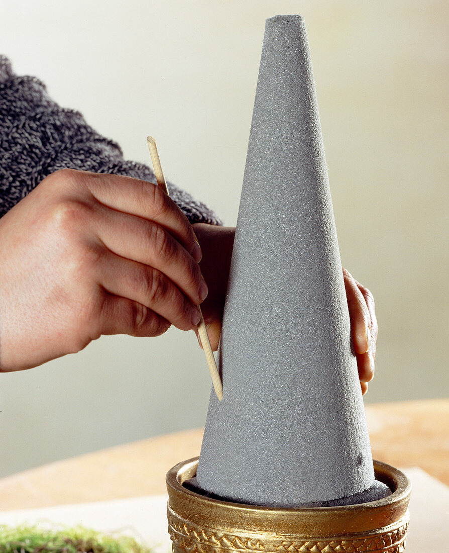 Pyramid decorated for Christmas: Wooden sticks as a holder for the apples