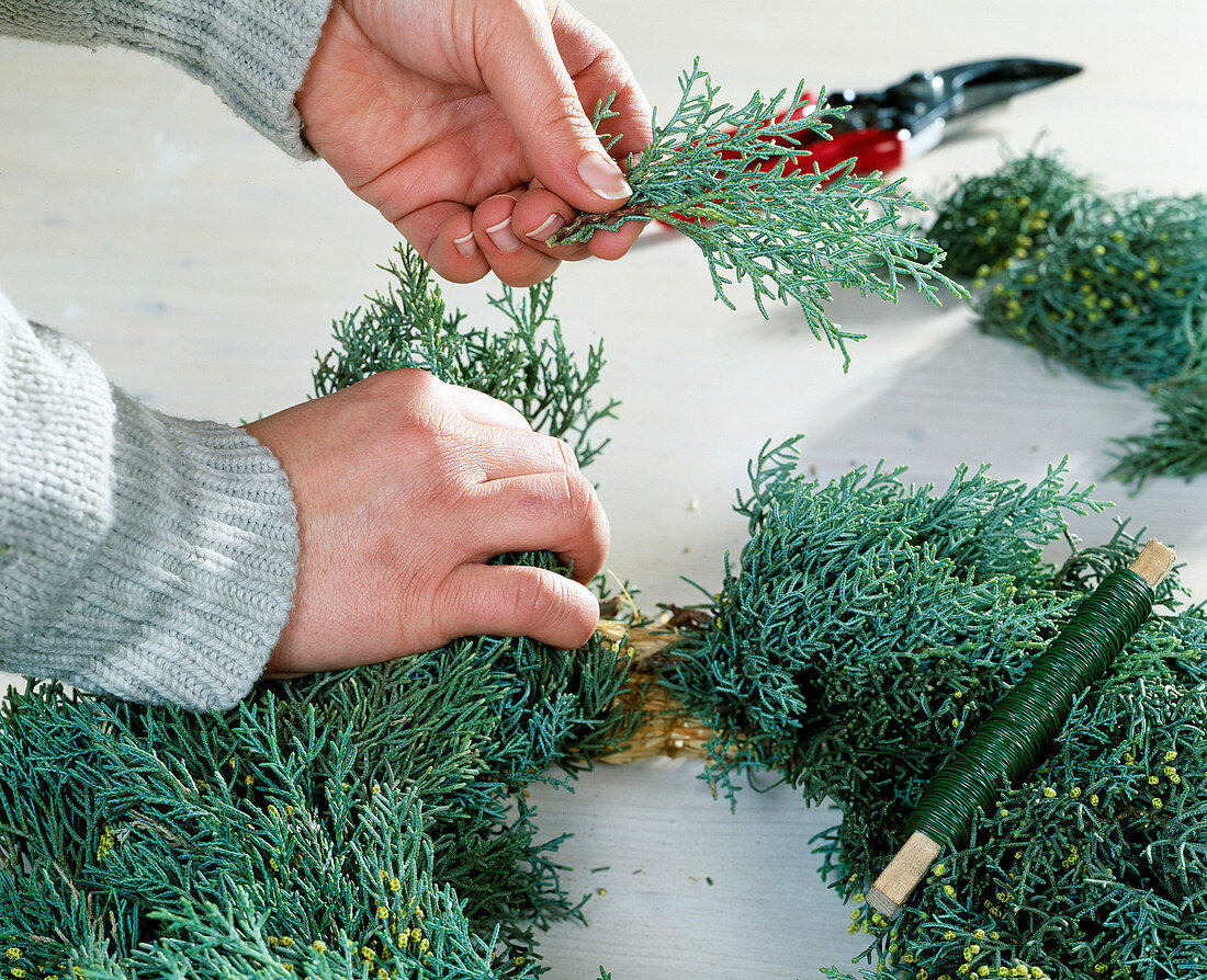 Adventskranz binden. 3. Step Kranzabschluß