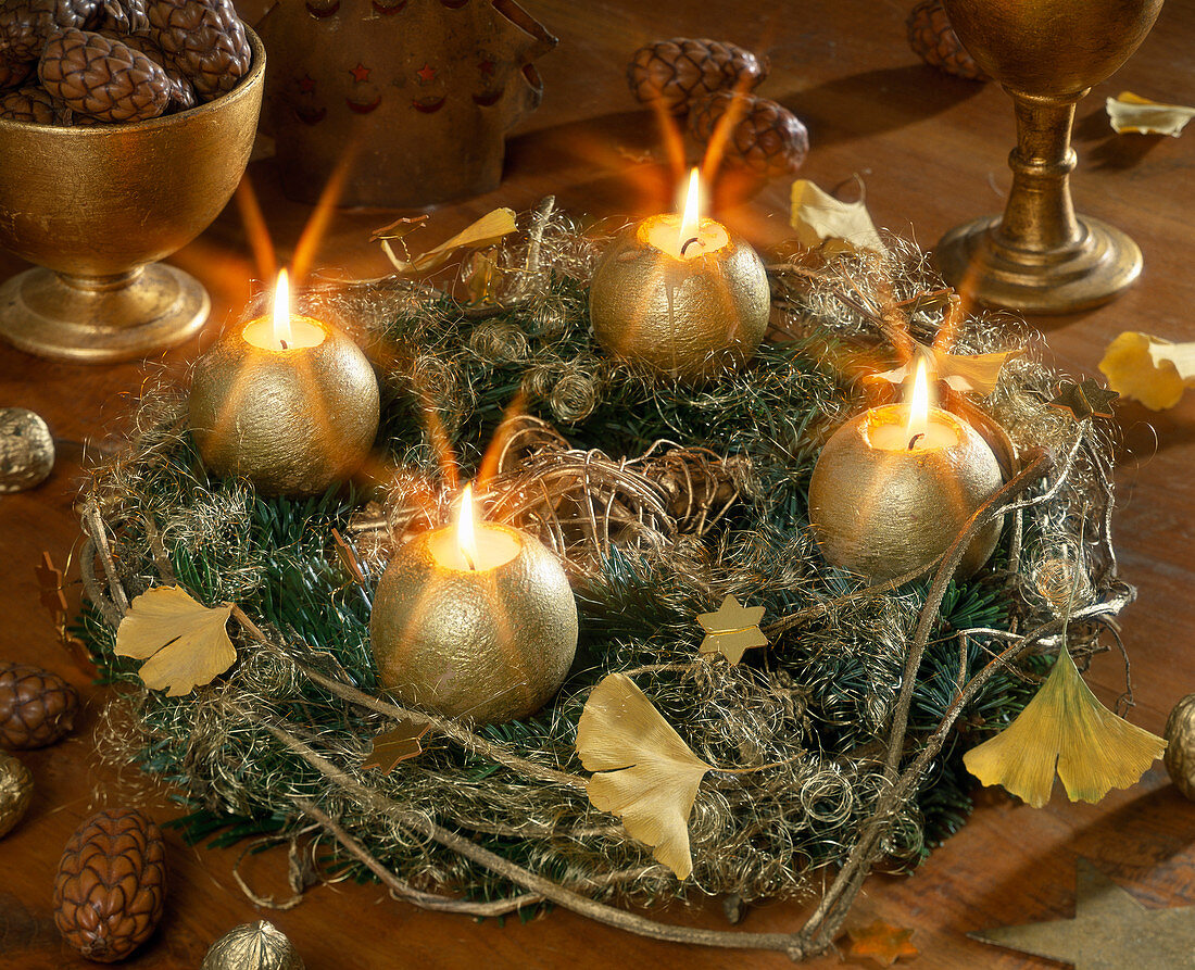 Adventskranz aus Tannen und goldenem Engelhaar