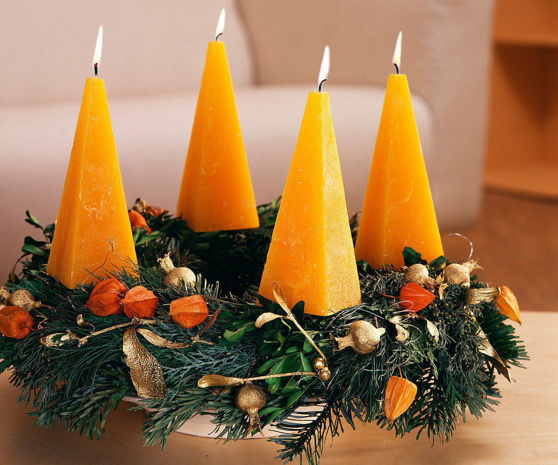 Adventskranz aus Kiefernzweigen, Buchsbaum und Tannenzweigen