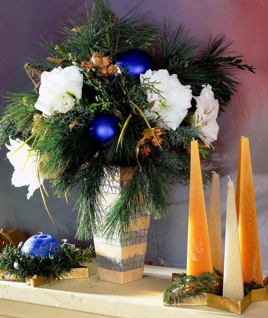 Christmas bouquet with pine branches, boxwood, juniper, Hippeastrum, Nigella (dried)
