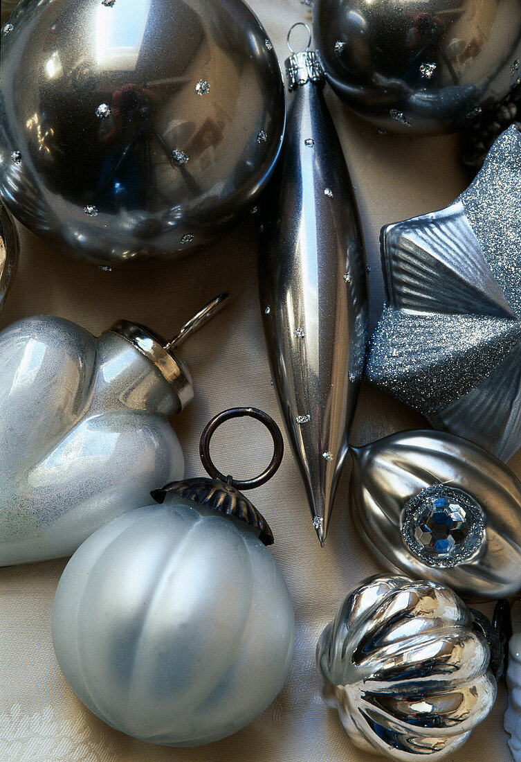 Christmas tree decorations in white (silver)