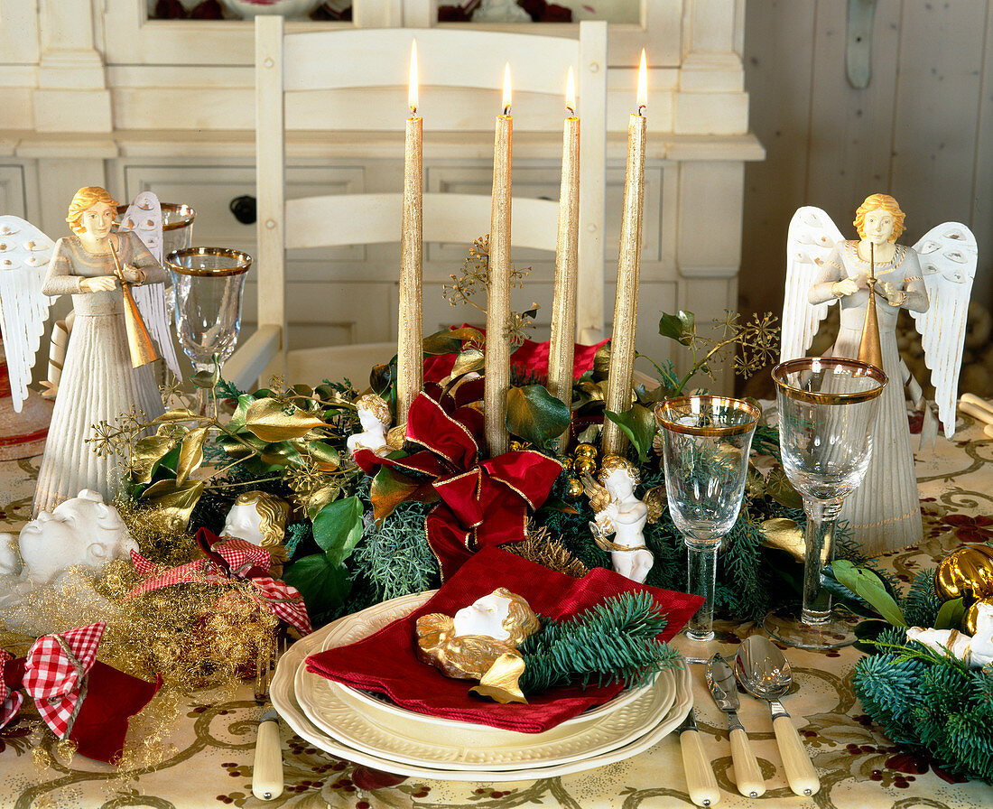 Weihnachtliche Tischdekoration mit diversen Engeln