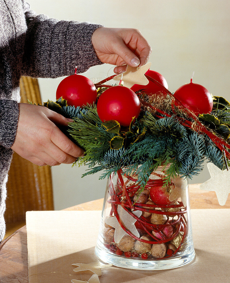 Advent wreath on decorated glass: 5th step