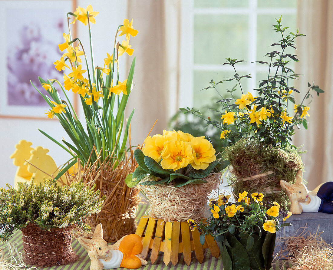 Gelbes Oster-Arrangement im Zimmer