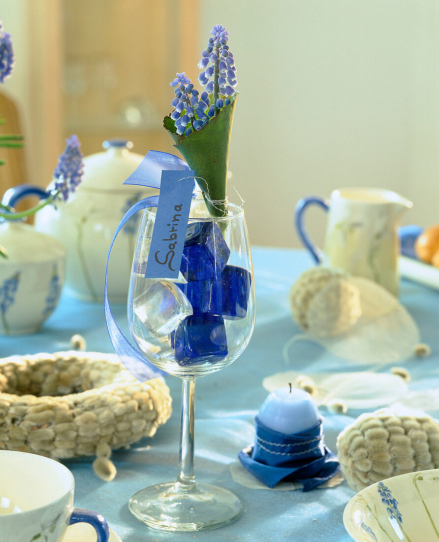 Ostertischdekoration mit Muscari: Namensschild im Weinglas