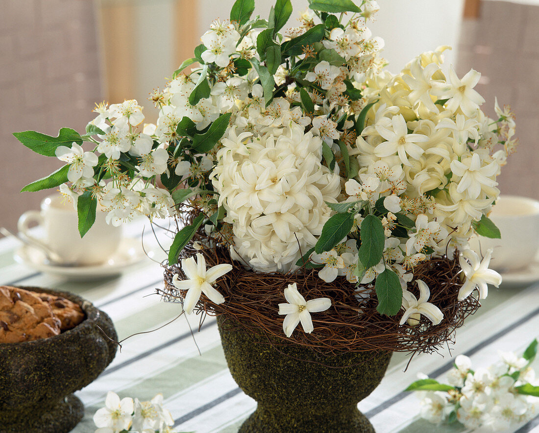 Weißer Strauß aus Malus sargentii (Zierapfel), Hyacinthus