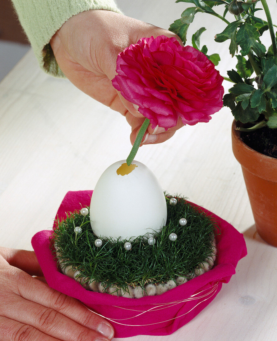 Easter nest with duck egg as vase 5. step
