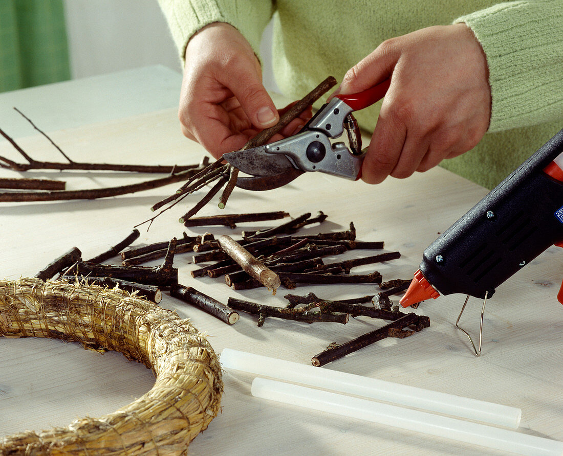 Kranz aus trockenen Zweigen