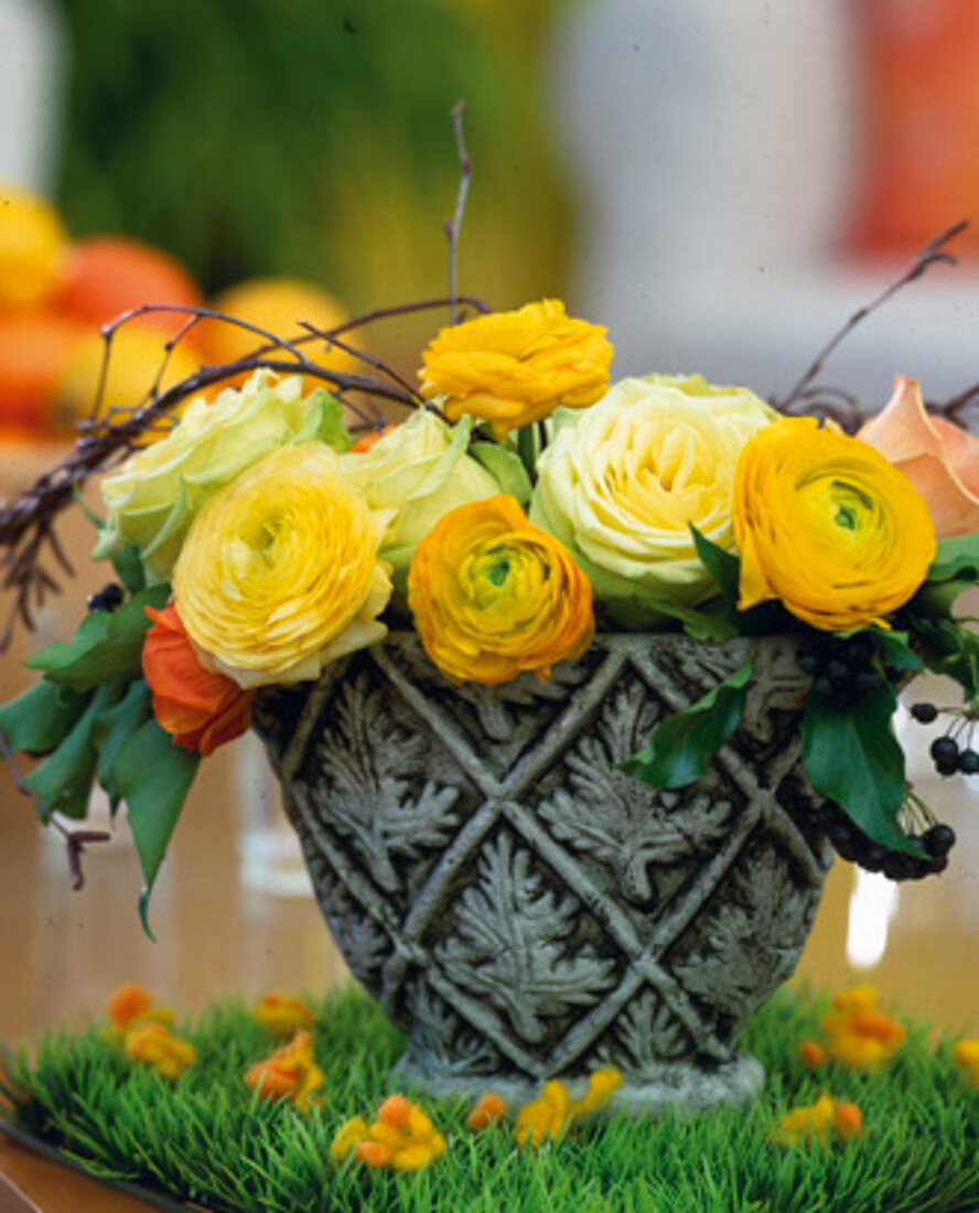 Ranunculus asiaticus (ranunculus bouquet), Hedera (ivy)