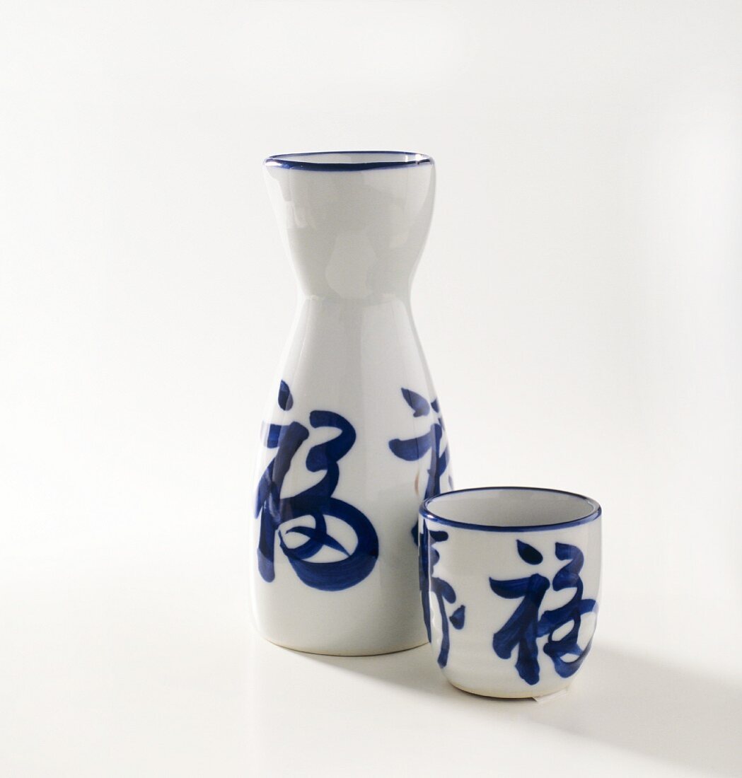 Sakeflasche (Choshi) & Sakebecher (Sakazuki) aus Porzellan