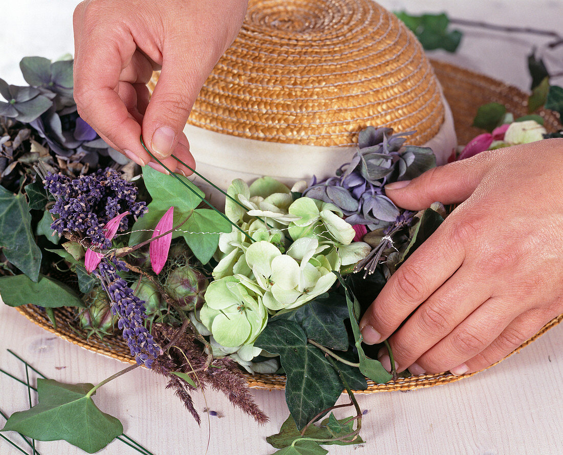 Straw hat with flower wreath (4/5)