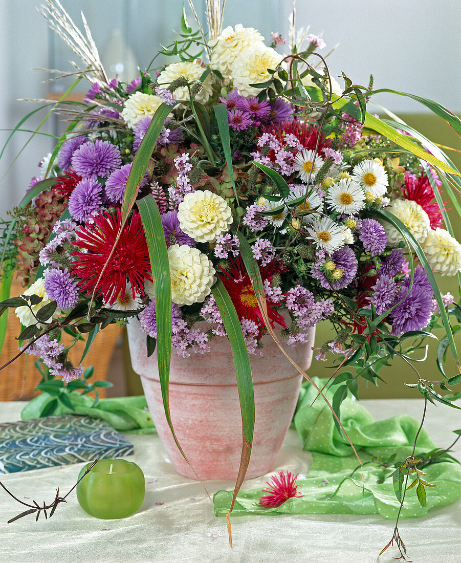 Spätsommerstrauß mit Verbena / Eisenkraut, Astern und Gräsern