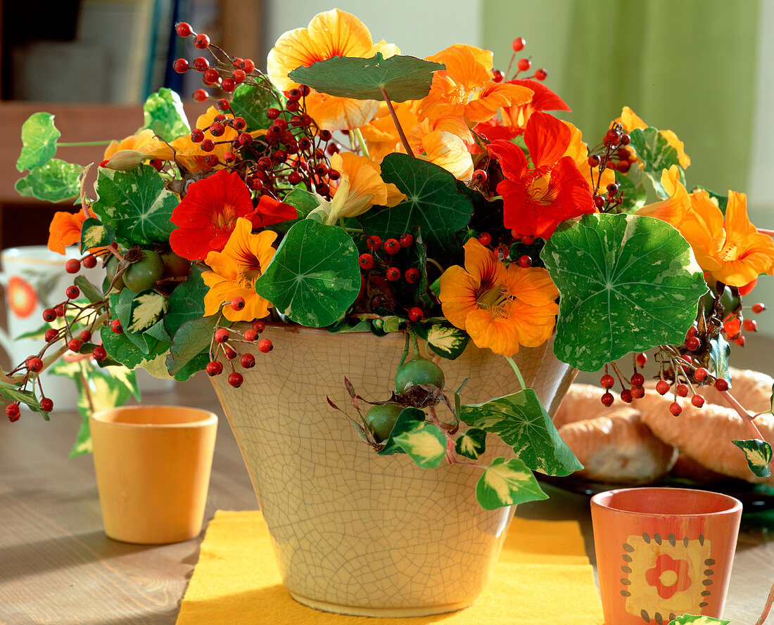 Spätsommerstrauß mit Tropaeolum (Kapuzinerkresse)