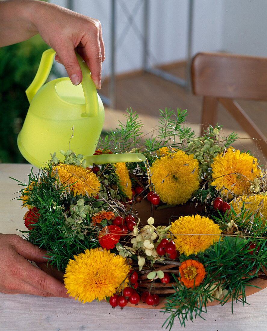 Tying an autumn wreath (3/4): Fill the bowl with water
