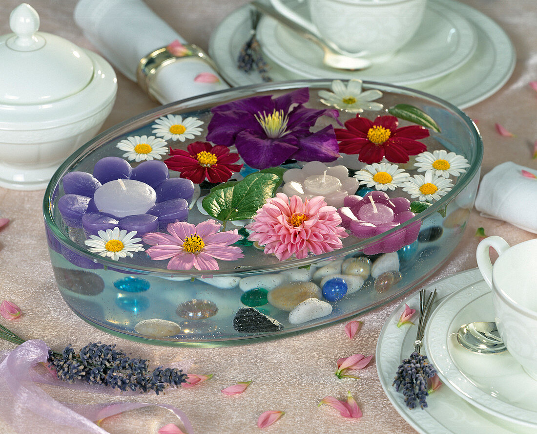 Glass bowl with floating flowers (4/4)
