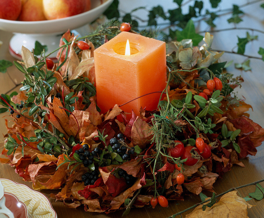 Herbstkranz aus Blättern, Hagebutten / Rosa, Ligusterbeeren