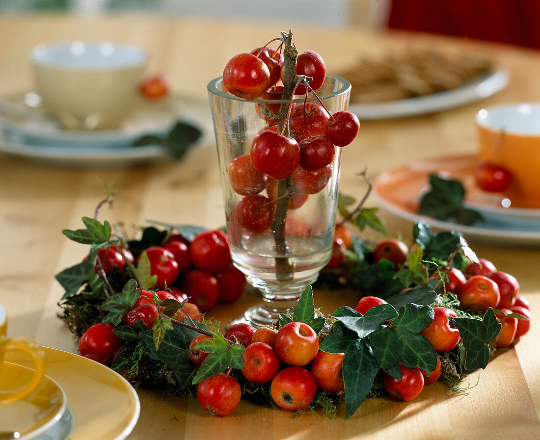 Kranz aus Malus (Zierapfel), Hedera (Efeu), Moos umwickelter Drahtkranz, Glas