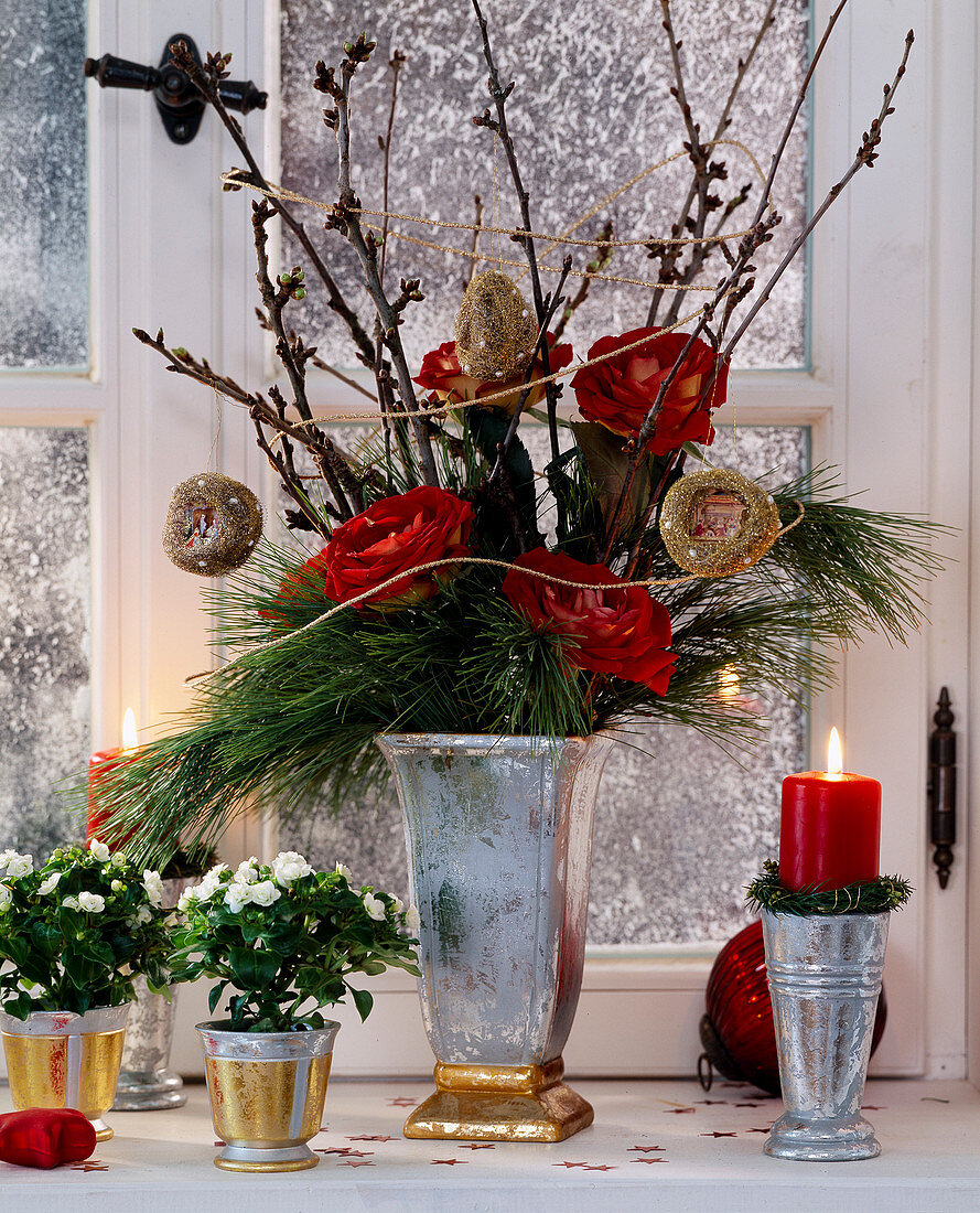 Weihnachtsstrauß mit roten Rosen, Pinus (Seidenkieferzweige), Zweige, Exacum (Weißes Gänseblümchen)