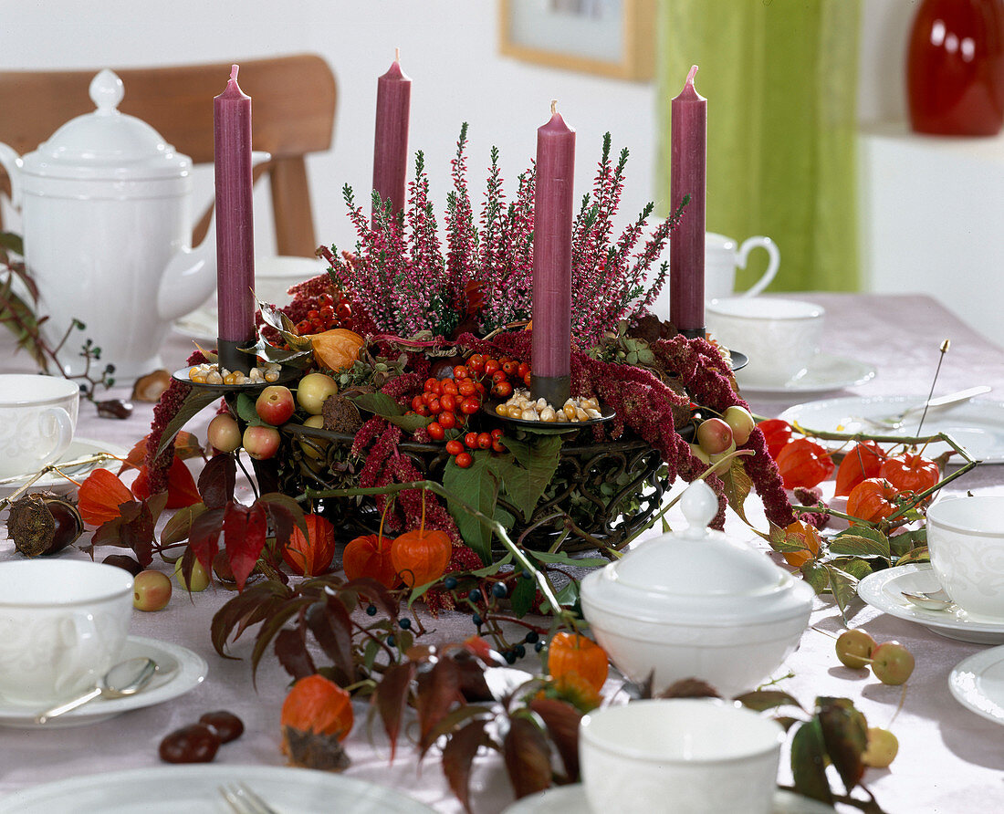 Eisengestell gefüllt mit Calluna (Besenheide), Amaranthus (Fuchsschwanz)