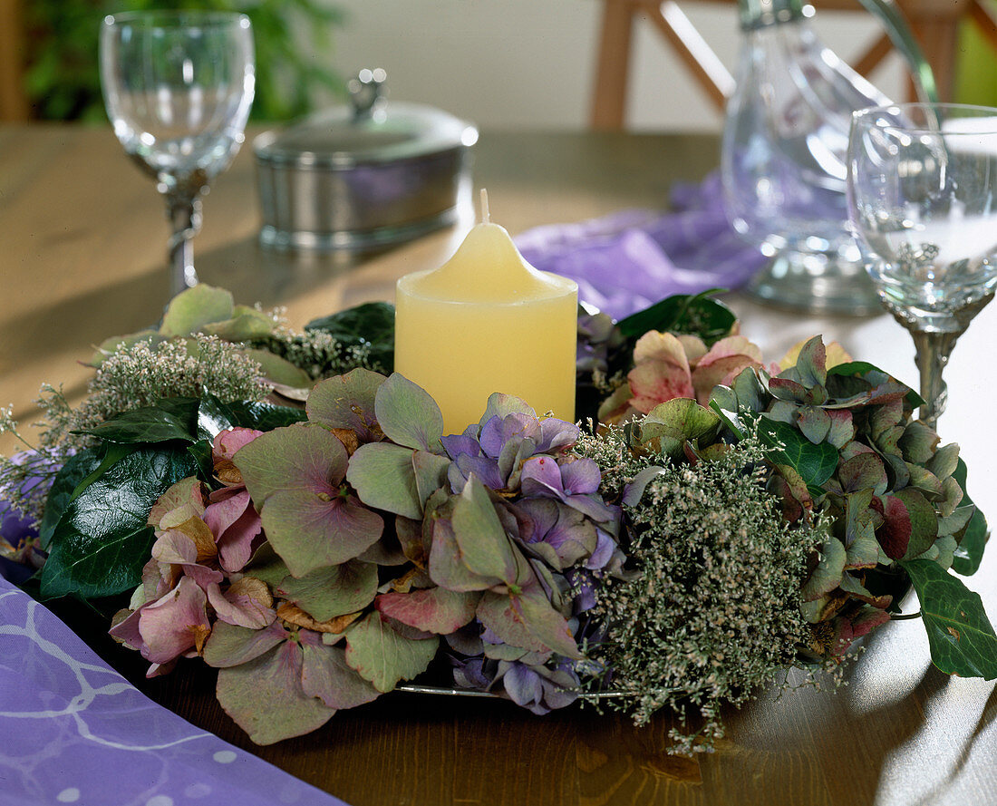 Herbstkranz als Tischdeko mit Hydrangea (Hortensie), Limonium (Strandflieder)