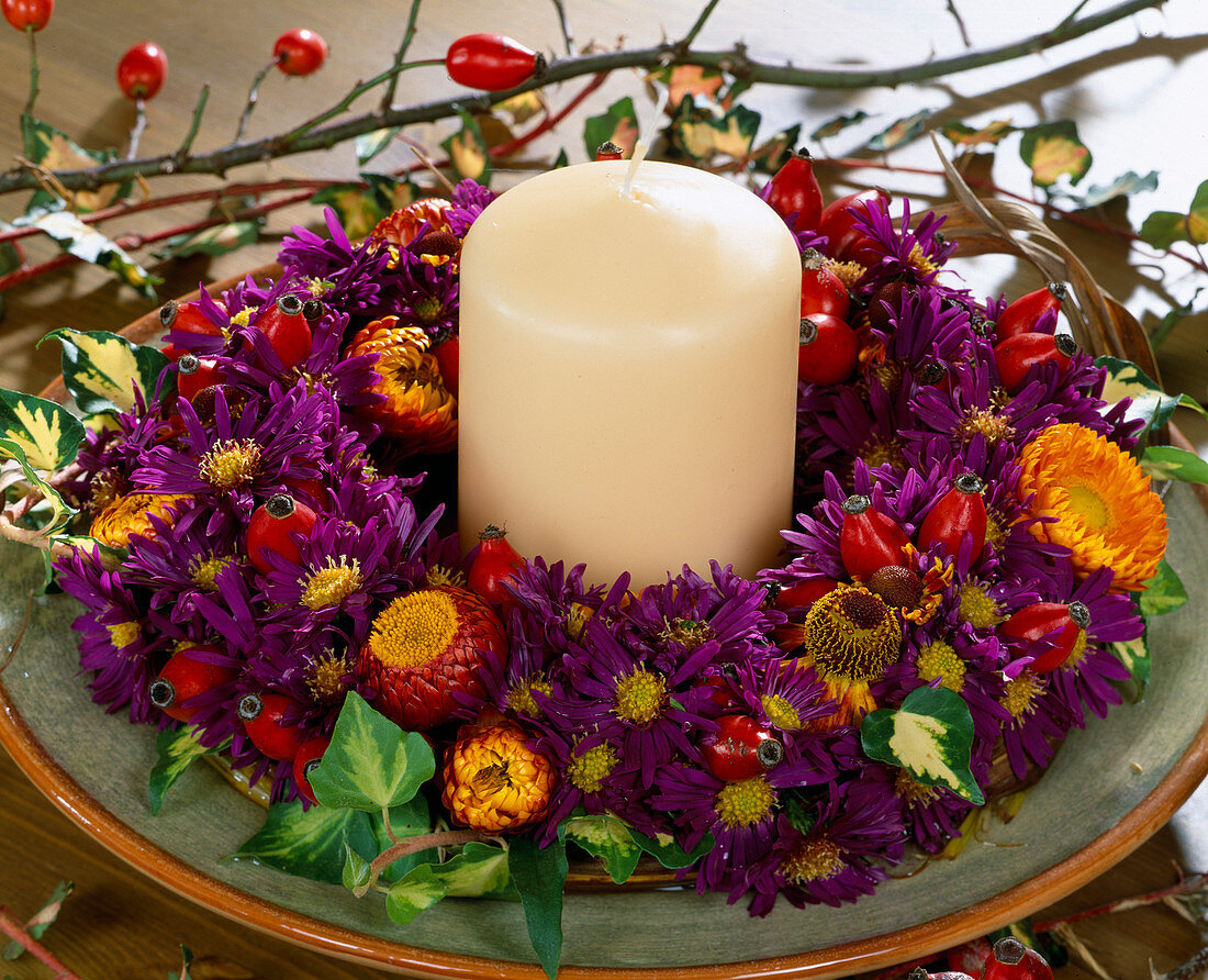 Wreath of autumn asters, Helichrysum (strawflower), Rosa (rosehip)