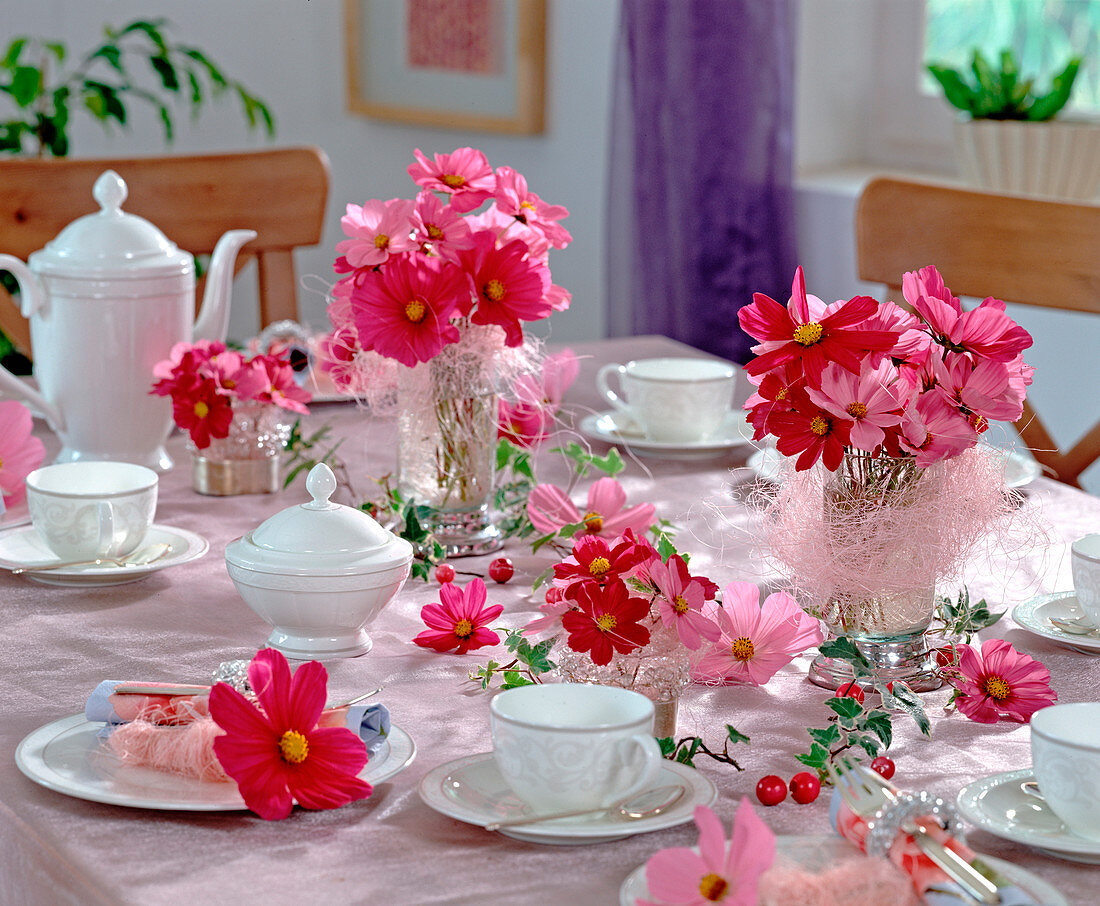 Table decoration with Cosmos bipinnatus (jewelery basket)