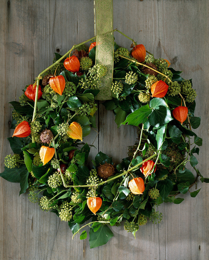 Türkranz aus Hedera helix (Efeu), Physalis (Lampionblume), Kastanien