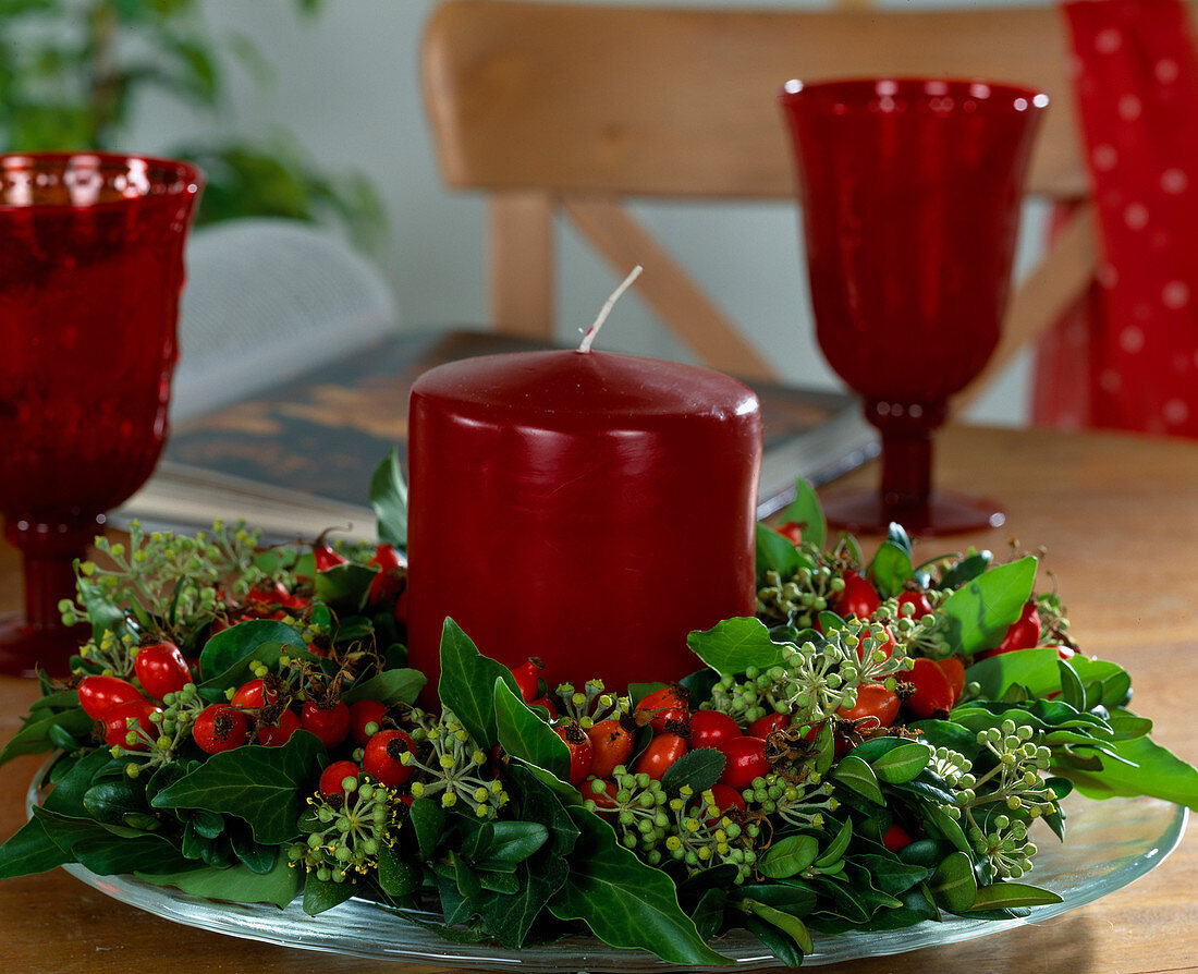 Autumn wreath: Hedera (ivy), Rosa (rose hips)