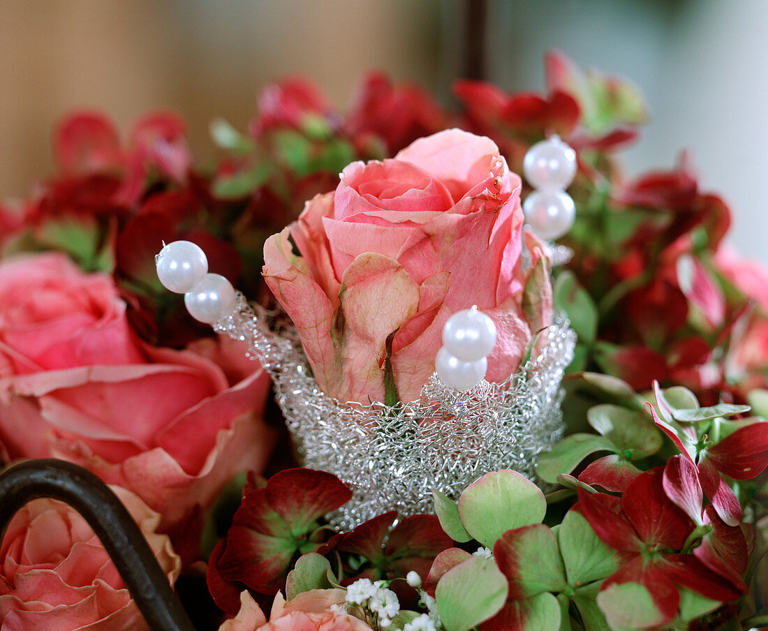 Rosenblüte mit Manchette aus Silberdraht und Perlen