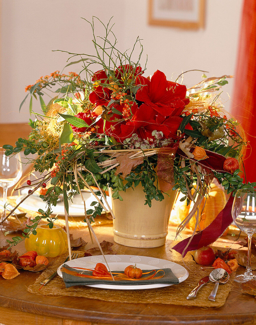 Autumnal arrangement with Hippeastrum (Amaryllis), Hydrangea (Hydrangea), Boxwood