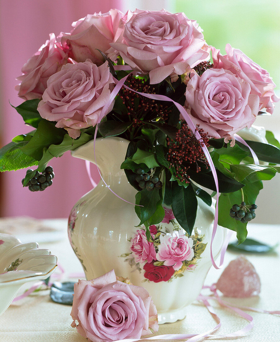 Rosa Rosen, Skimmia, Hedera (Efeu) mit Beeren