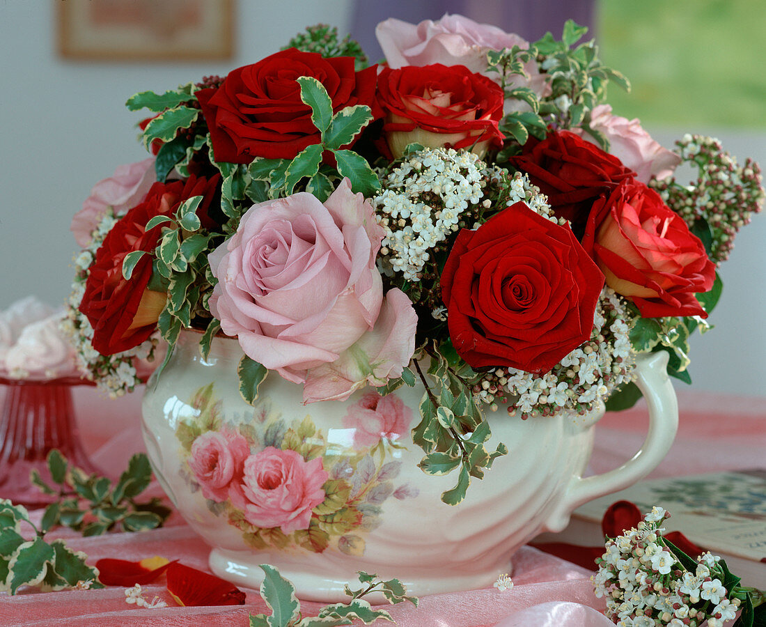 Strauß mit roten und rosa Rosen, Viburnum tinus (Schneeball)