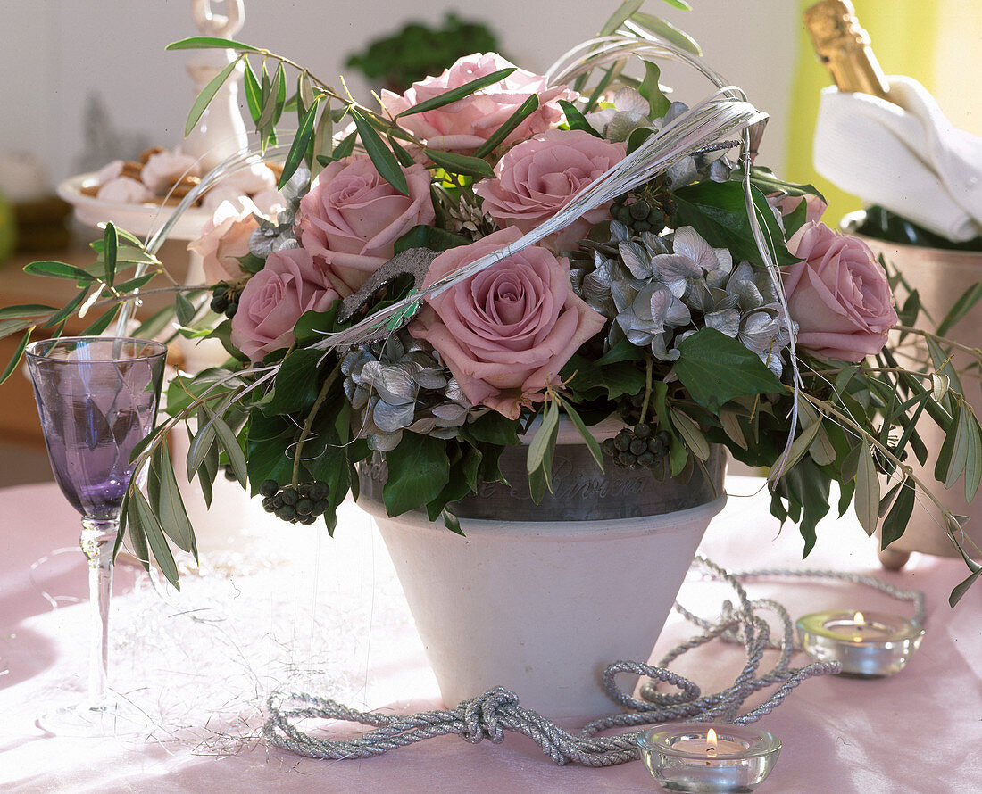 Roses in old pink, Hydrangea (hydrangea) sprayed silver