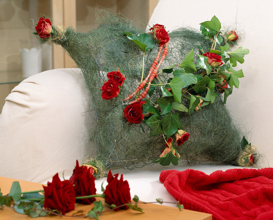 Floral cushion as decoration: wire mesh, green sisal