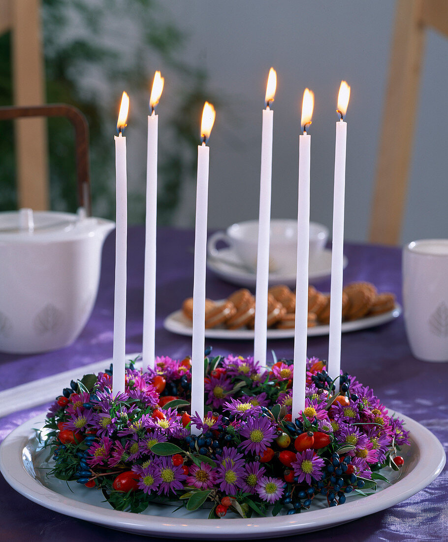 Table decoration: Wreath of aster blossoms and candles