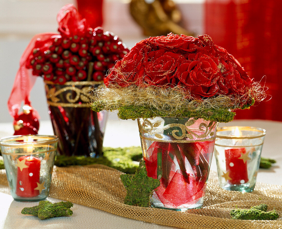 Strauß aus roten Rosen mit Goldglitter, Moosstern, Engelhaar, Rosa / Hagebutte.