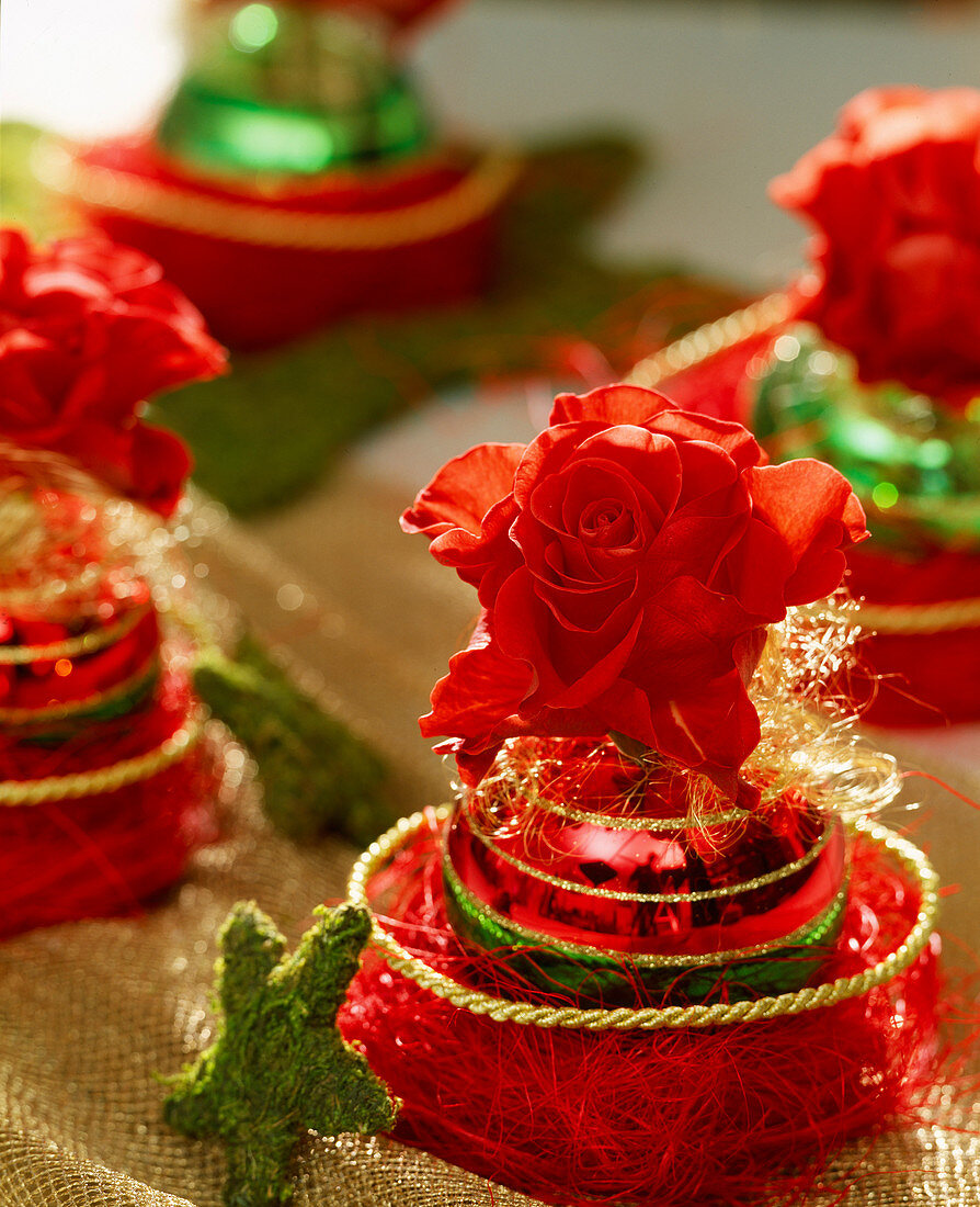 Weihnachtskugel - Halterung abnehmen und als Vase für Rosenblüte verwenden