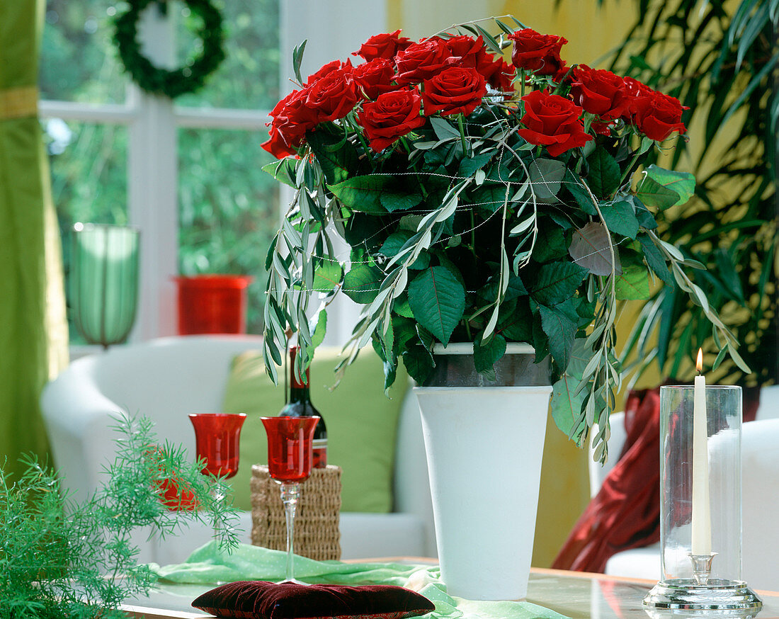 Bouquet with long-stemmed red roses 'Grand Prix'