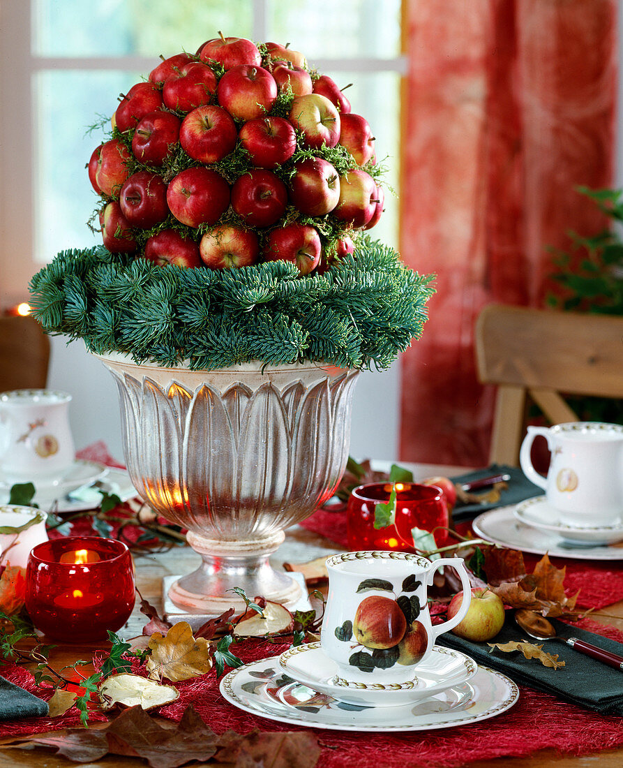 Weihnachtliche Apfeldeko: Oasiskugel mit Holzstäbchen gesteckte Nikolausäpfel