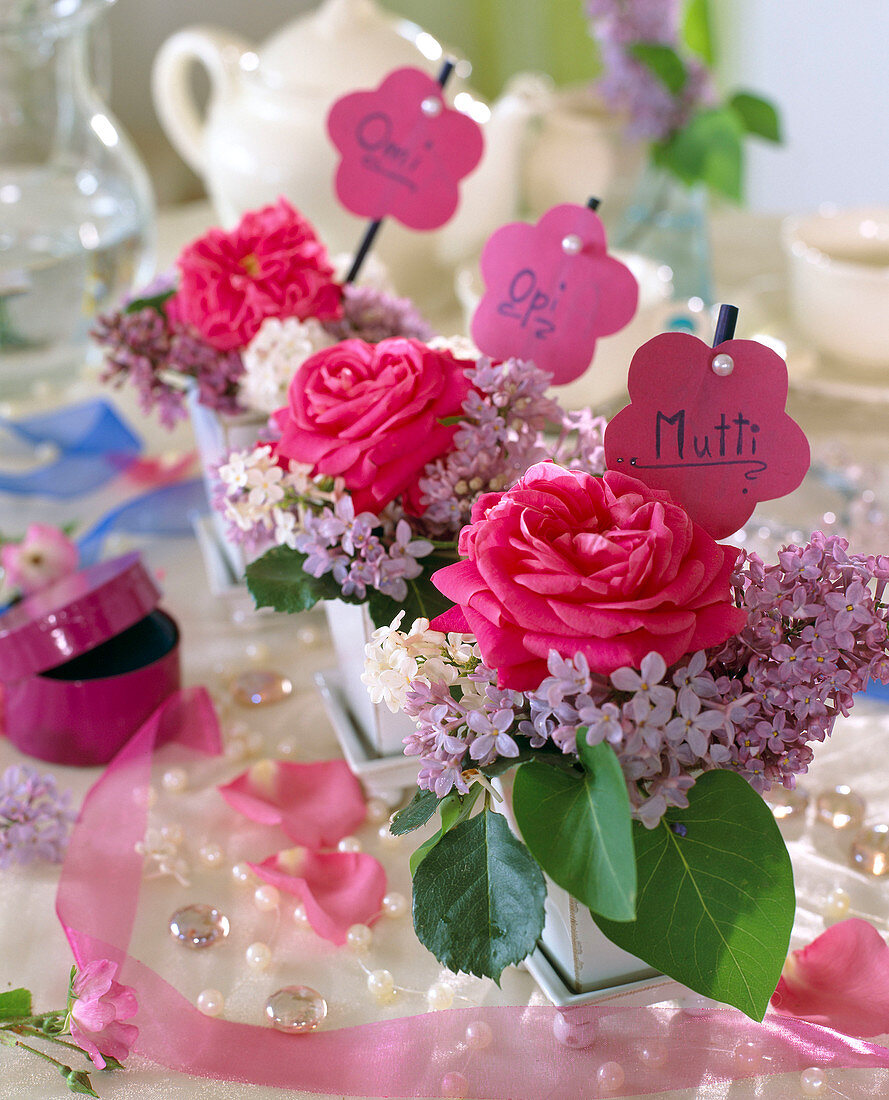 Table decoration: Rose petals, Syringa vulgaris (lilac)