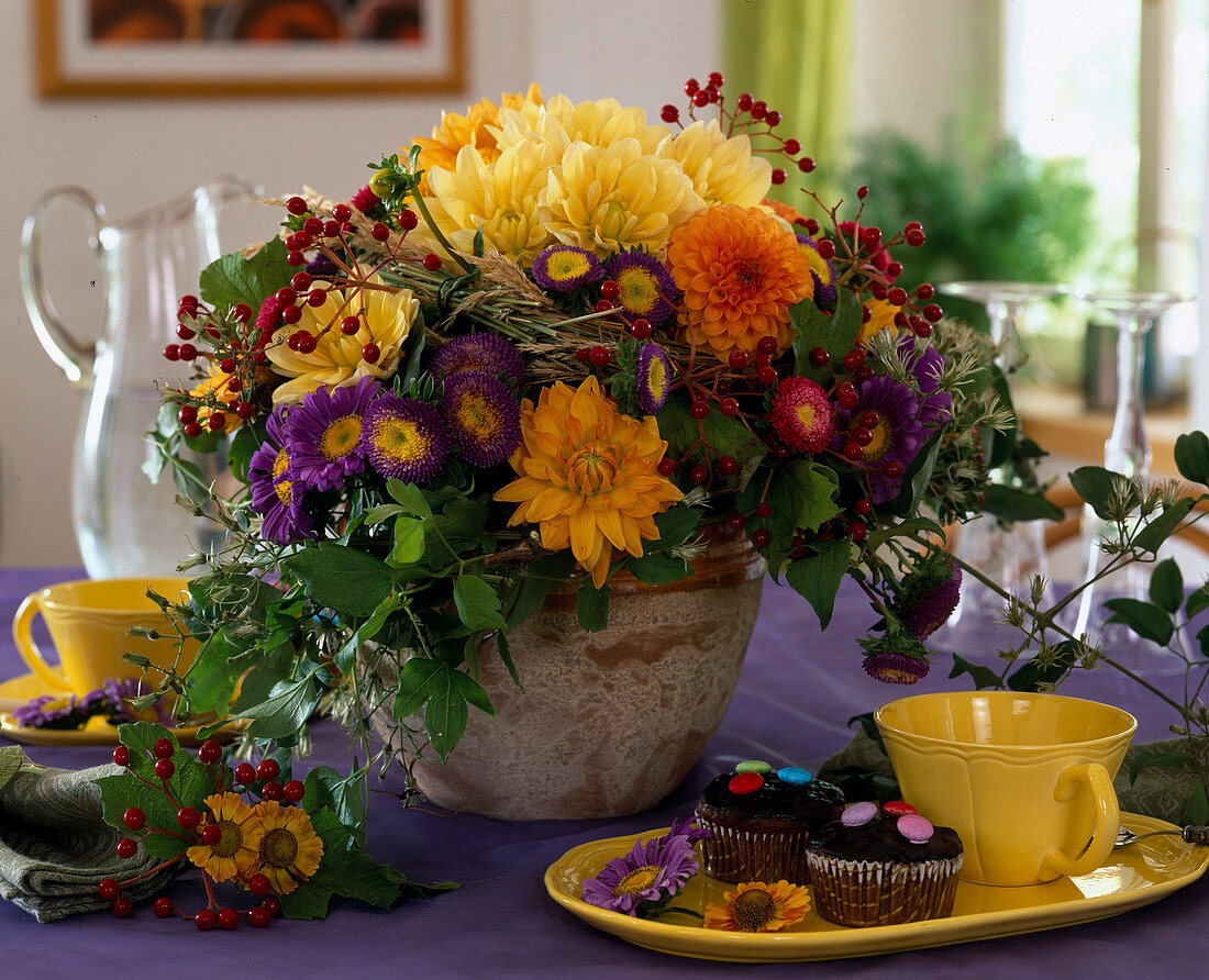 Late summer bouquet of Dahlia hybr., Callistephus (summer aster)