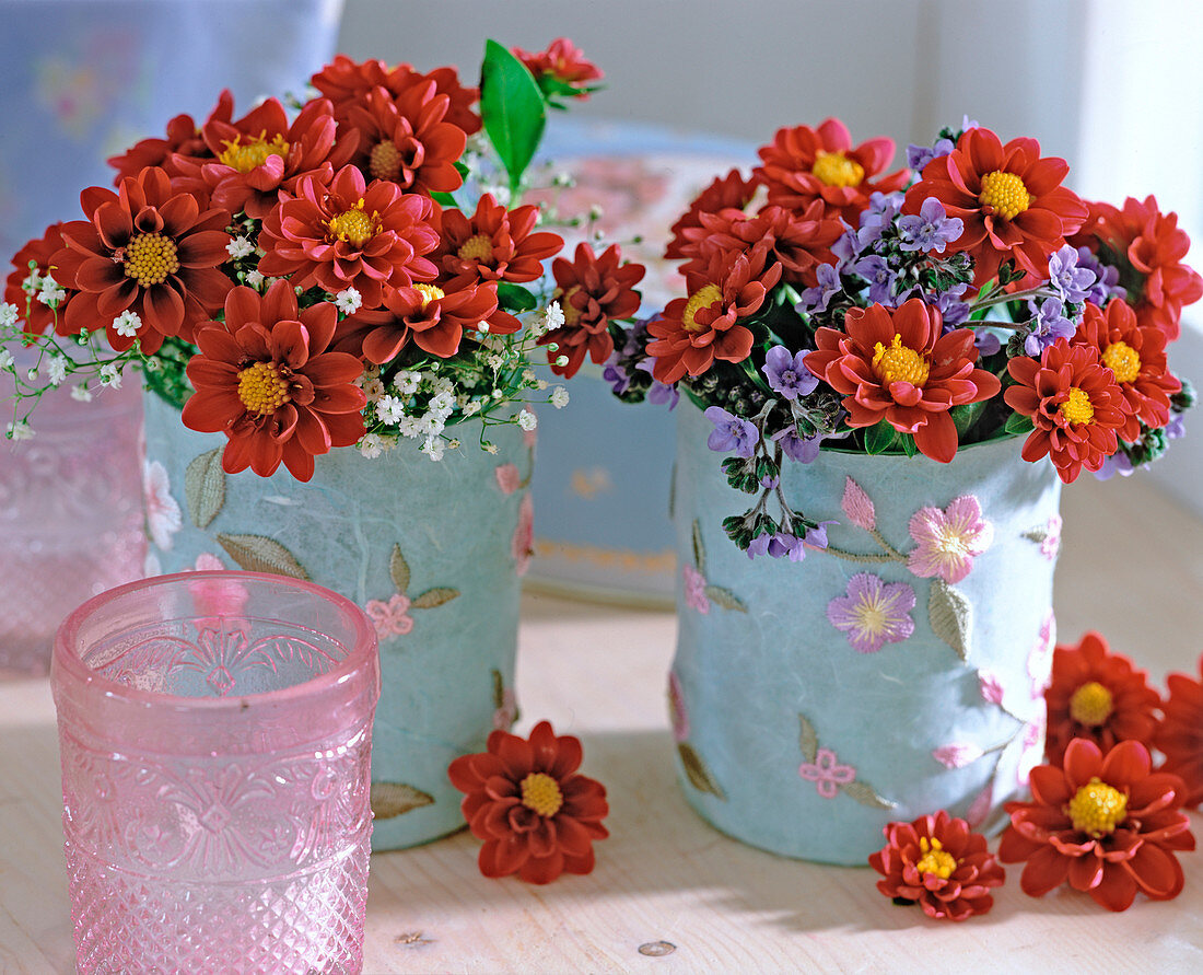 Gläser in Stofftaschen als Vase mit Dahlia (Dahlienblüten)
