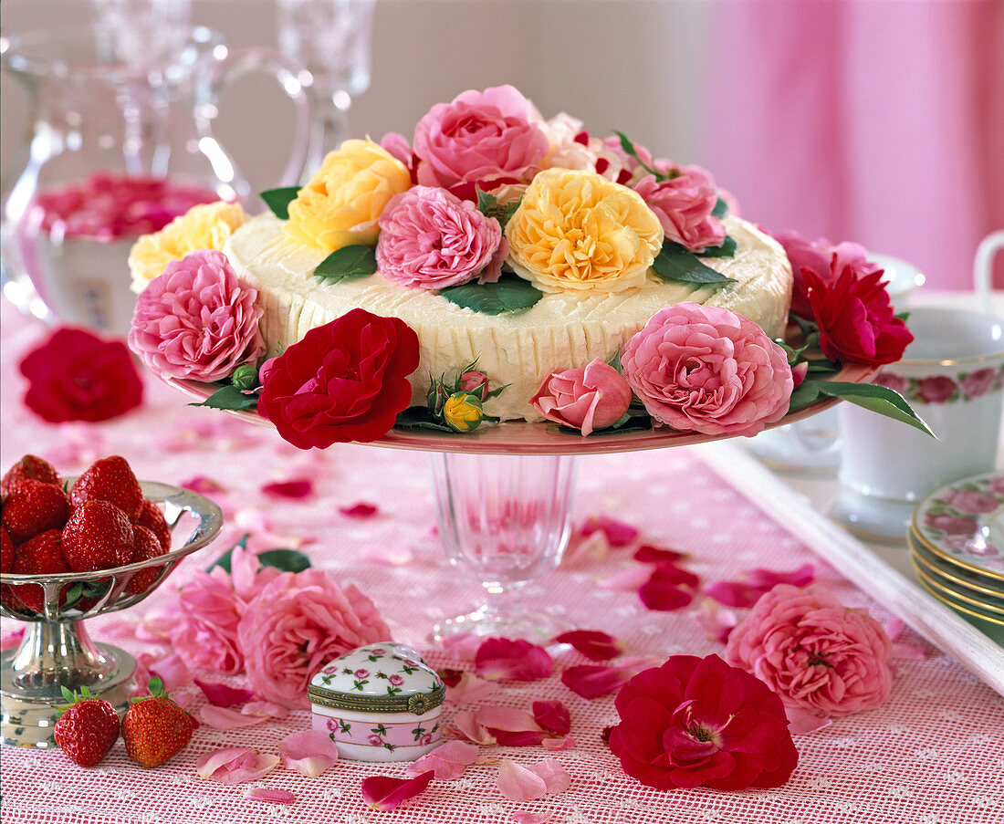 Torte mit historischen Rosenblüten dekoriert