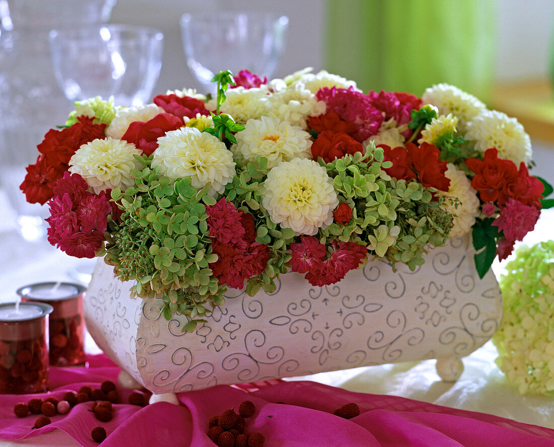 Blechjardiniere mit Dahlia, Rosenblüten, Hydrangea (Hortensien)