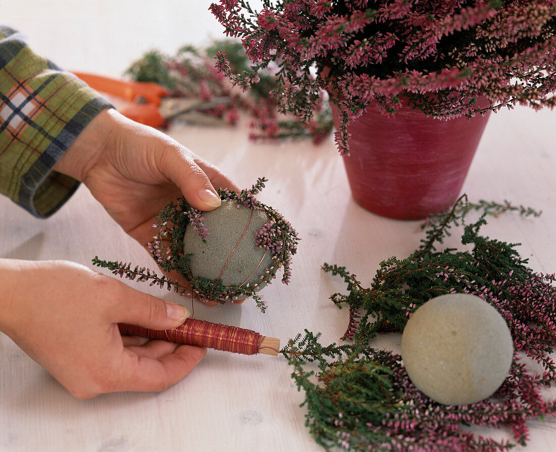 Steckmoos ball wrapped with Calluna and copper winding wire