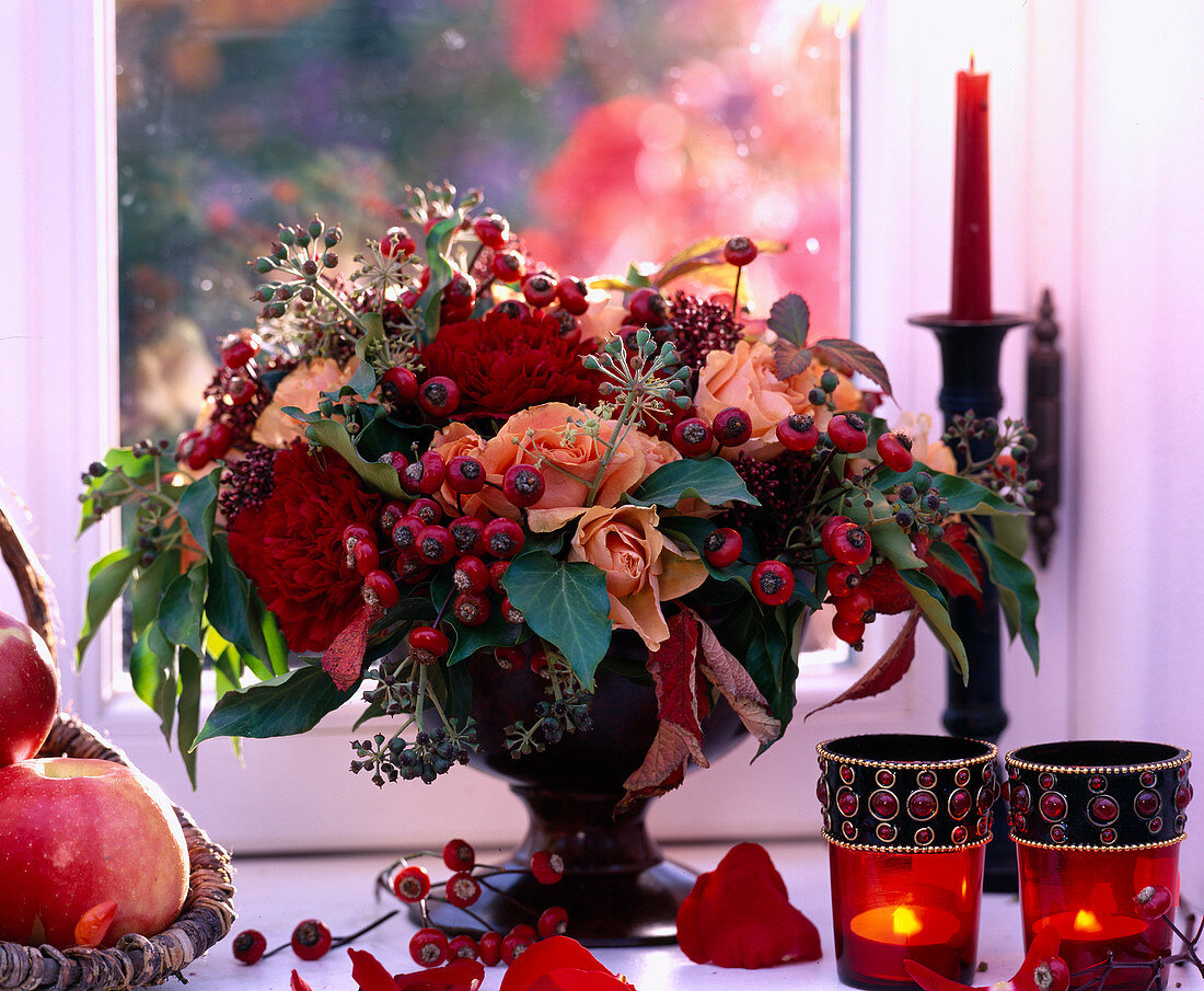 Rosa (Rosen und Hagebutten), Hedera (Efeu), Dianthus (Nelken), Skimmia