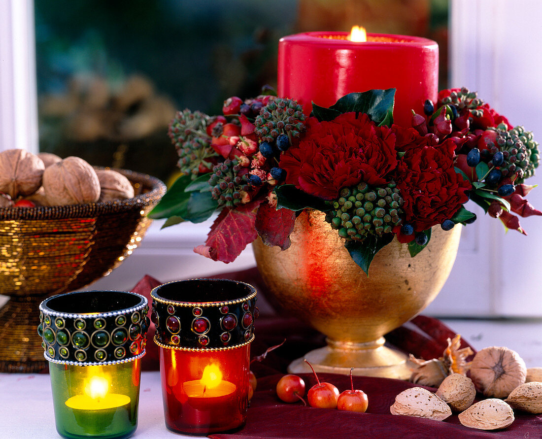 Dianthus (carnations), Hedera (ivy), Myrtus (myrtle with fruits), Eucalyptus (fruits)