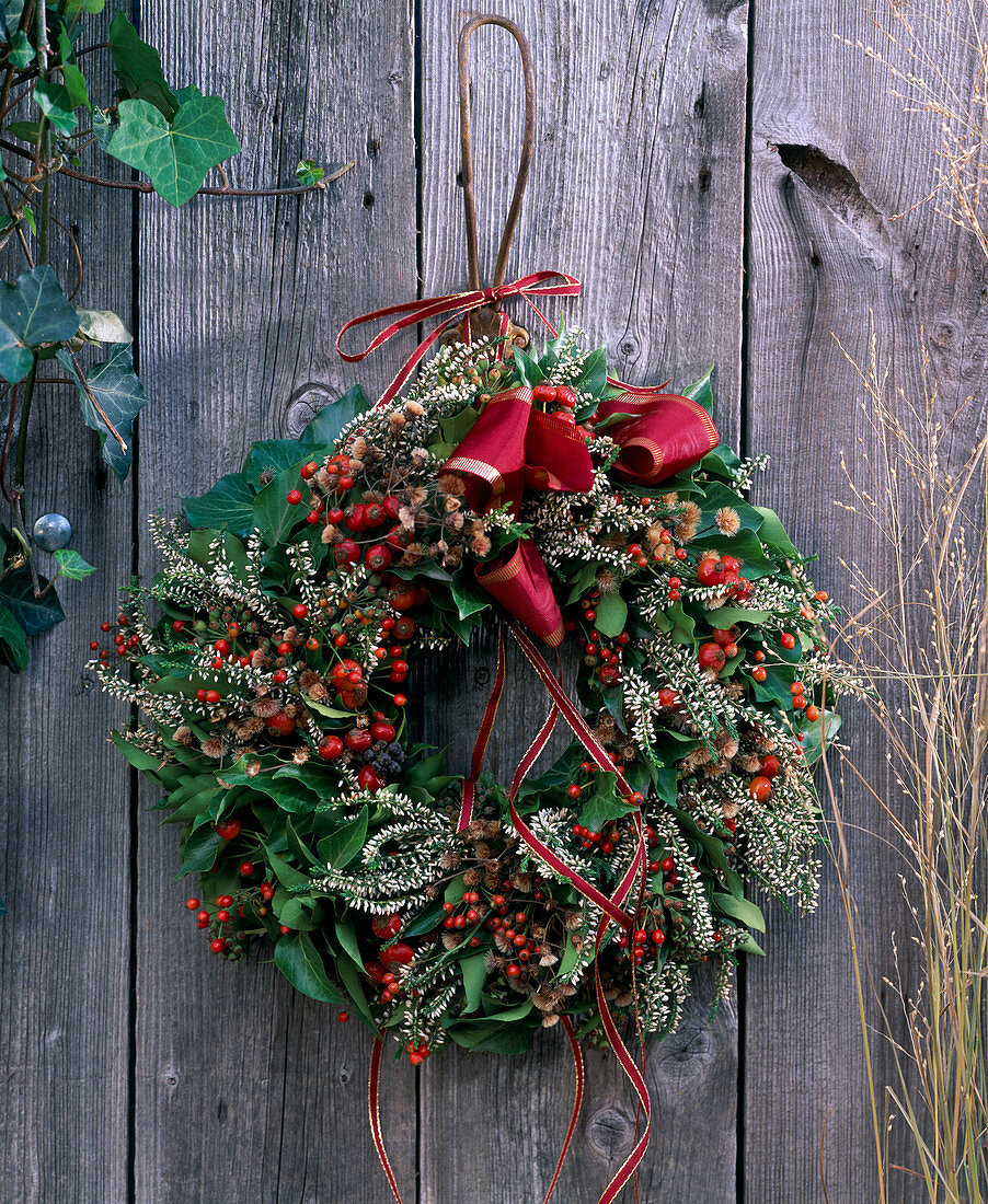 Door wreath: Hedera (ivy), Calluna (heather), Rosa (rosehip), Eupatorium (dried)