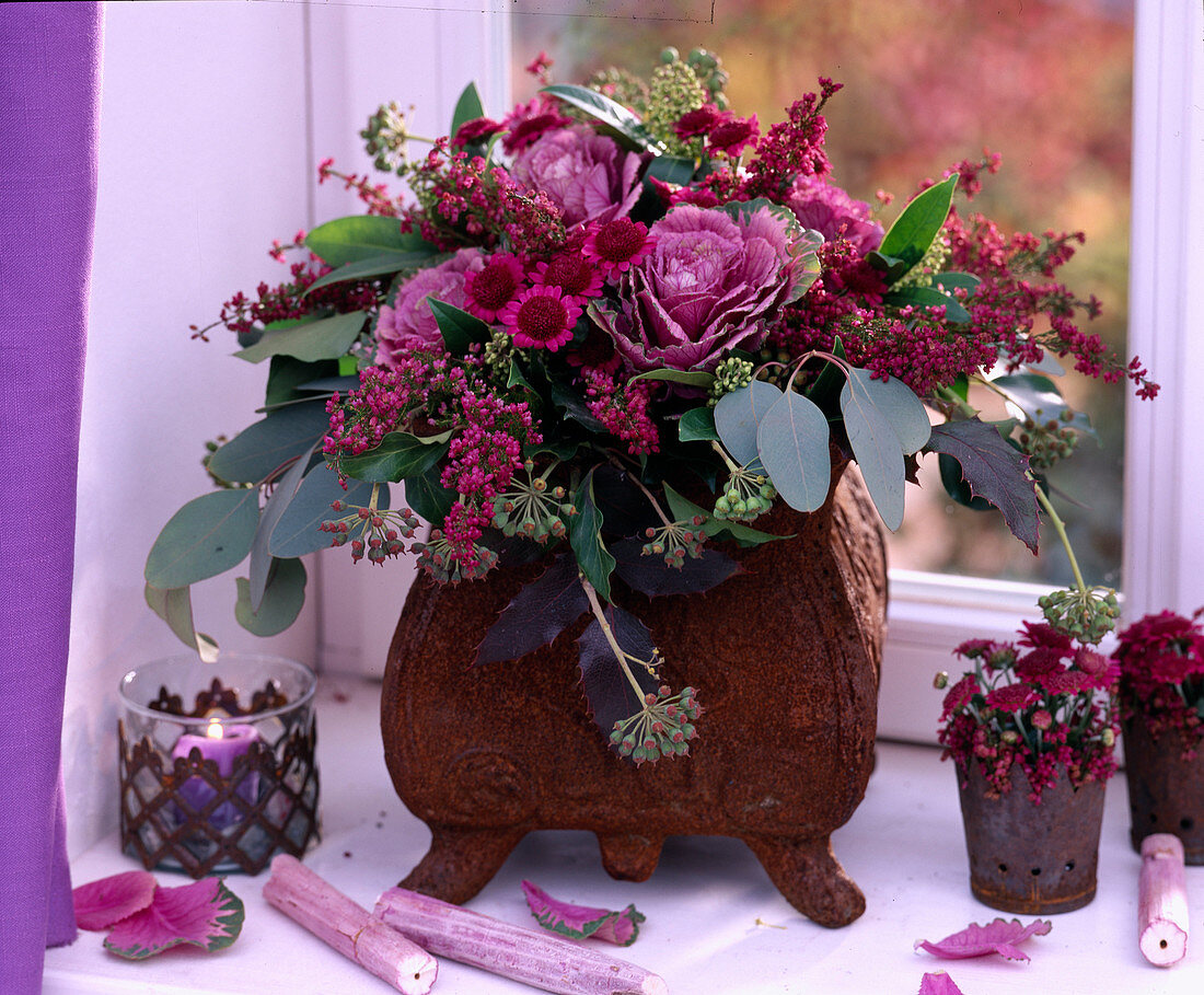 Brassica (ornamental cabbage), Chrysanthemum, Erica (heather), Hedera (ivy), Eucalyptus, Mahon